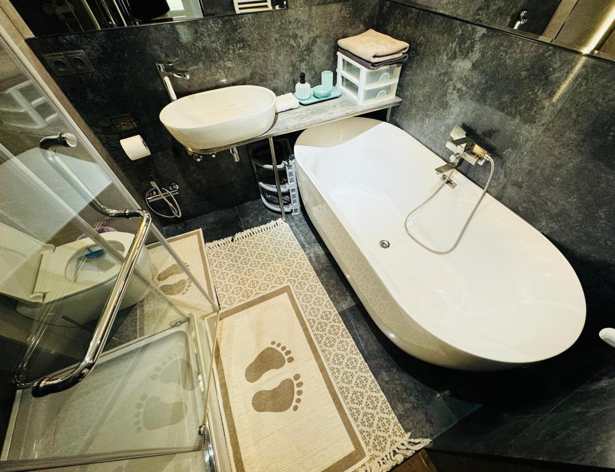 Rentnow Modern Lux Apartment In Centre تشيسيناو المظهر الخارجي الصورة
